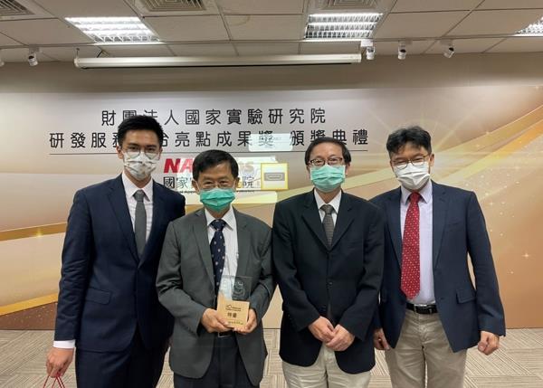 楊哲人教授及鍾采甫博士獲國研院研發服務平台亮點成果特優獎