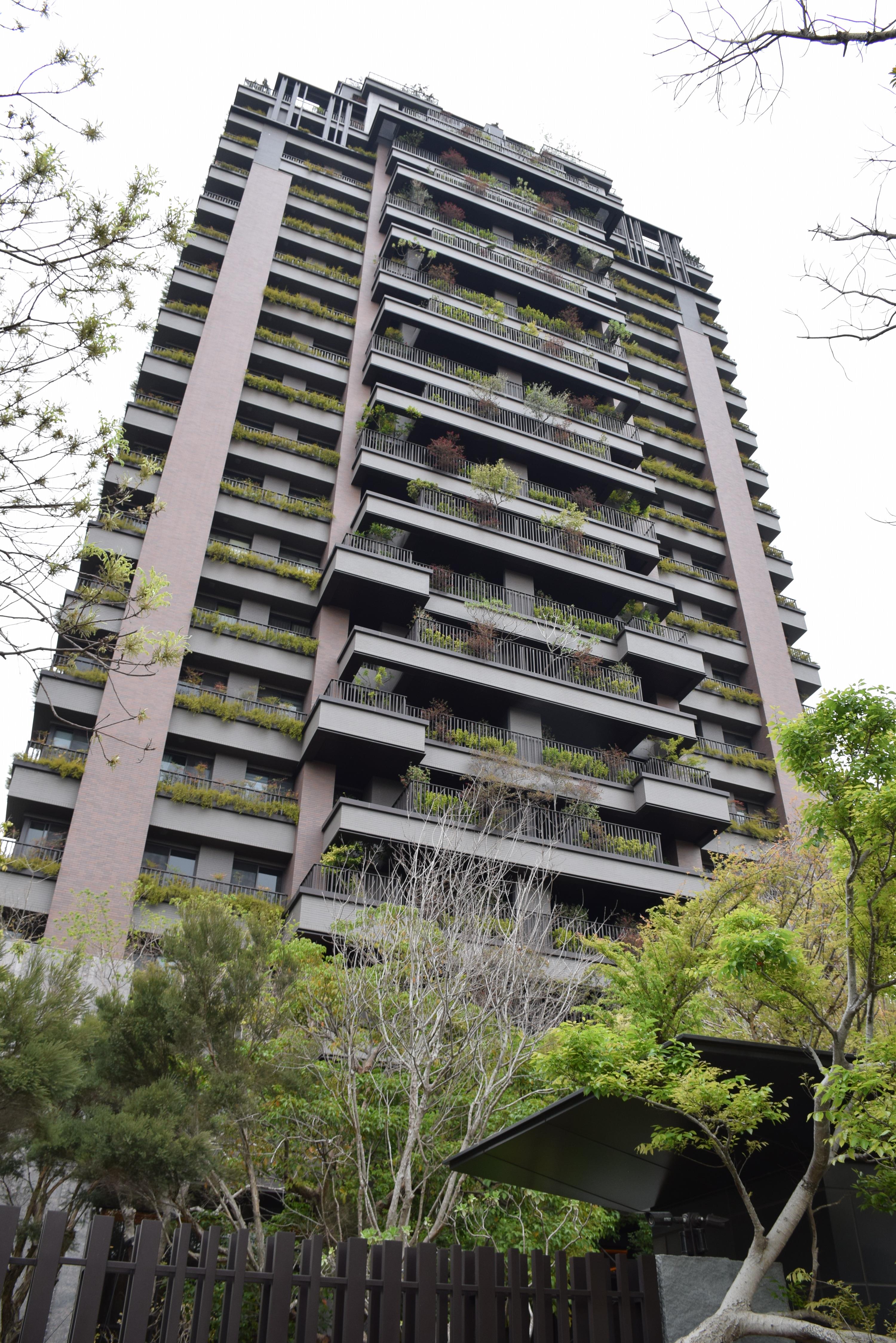 邱啟新(2024) Negotiating Urban Greening Through Housing Development: Stakeholders and Sociospatial Strategies in a Municipality-Led Eco-Building Programme, Housing, Theory and Society,  41(2), 169–191. DOI:10.1080/14036096.2023.2272826