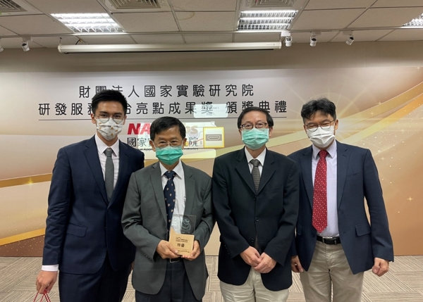 材料系楊哲人教授及鍾采甫博士獲國研院研發服務平台亮點成果特優獎