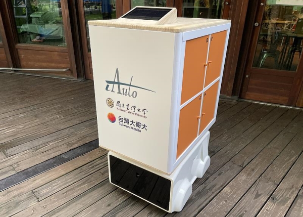 【機械系李綱教授團隊】臺大、台灣大與新創iAuto聯手打造無人送餐車